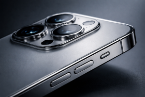 Detaljebillede til features – meget tæt makroagtigt shot af en smartphones kant, kamera-modul eller knapper med fokus på kvalitet og teknologi.